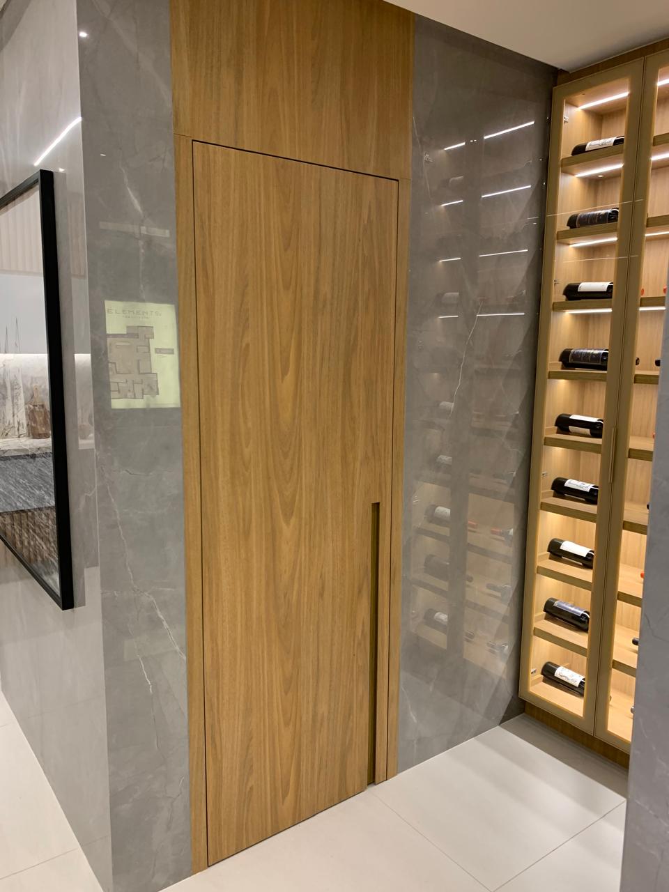 Painel de marcenaria com porta oculta